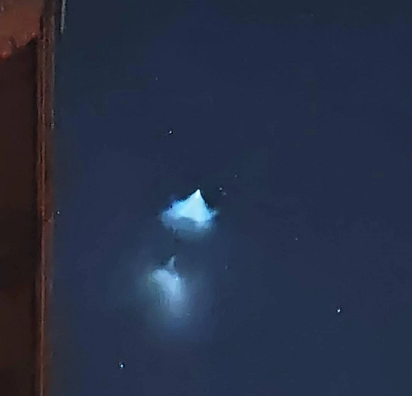 Vụ phóng tên lửa Atlas V đã tạo ra "luồng sáng" bí ẩn mà mọi người nhìn thấy và nhiều người nhầm tưởng là ánh sáng từ UFO của người ngoài hành tinh.