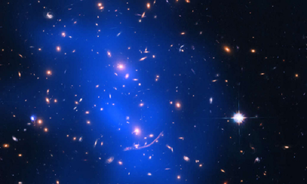 Sức mạnh làm cong không thời gian của nó đã khiến vùng không gian trước tầm quan sát của Hubble trở thành một thấu kính kỳ ảo, các hình ảnh phía sau đều bị nhân lên, làm méo mó.