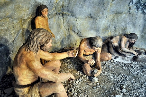 Người Neanderthals, từng được tưởng là mông muội, đã được các bằng chứng cổ sinh học trong vài năm gần đây chứng minh là phát triển không kém cạnh người hiện đại Homo sapiens chúng ta, với một số kỹ năng chế tác công cụ, dệt sợi... có khi còn đi trước tổ tiên chúng ta.