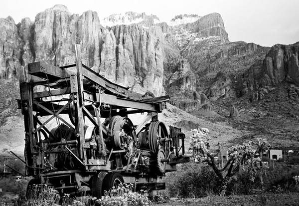 Vào những năm 1840, dòng họ Peralta người Mexico mở nhiều mỏ đào vàng trên núi Mê Tín và năm 1848, gia đình này mở tiệc lớn… nhưng bị dân da đỏ tấn công, thảm sát. Chỉ còn một người của dòng họ này may mắn trốn thoát qua Mexico.