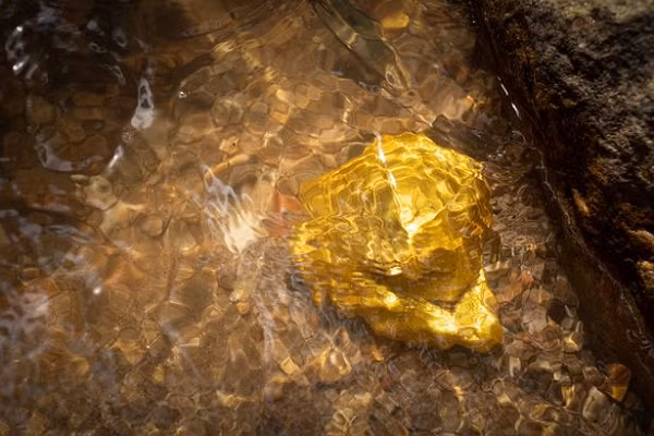 Trong suốt một thời gian dài, dãy núi này “chìm” trong những đồn đoán đầy ma mị có từ thế kỷ 16. Người ta đồn rằng trên dãy núi lởm chởm đá khô cằn này có nhiều hang động, là nơi sinh sống của bộ tộc da đỏ Apache.