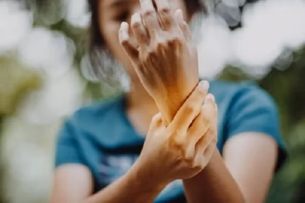 Dù có rất nhiều giả thuyết được đưa ra để giải thích cho hội chứng này, tuy nhiên giới khoa học vẫn chưa đồng ý hoàn toàn với một giả thuyết nào. Nhưng hầu hết tất cả đều liên quan đến các tổn thương về não bộ.