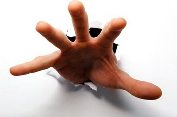 Tuy nhiên, có bệnh nhân chia sẻ rằng họ cảm thấy cái tay này cũng khá đáng yêu, khi nó cố tình ngăn không cho họ uống rượu, hút thuốc hoặc làm những việc có hại cho sức khỏe. Vài người còn đặt tên cho nó, và chung sống với "anh bạn" này một cách hòa bình.