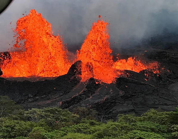 Đài quan sát núi lửa Hawaii của USGS (HVO) đã nâng mức cảnh báo hoạt động của núi lửa KiLauea từ cấp độ "theo dõi" lên "cảnh báo", đồng thời thay đổi mã màu cảnh báo đối với hoạt động hàng không từ "cam" sang "đỏ".