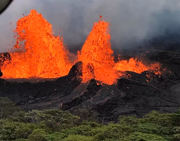 Đài quan sát núi lửa Hawaii của USGS (HVO) đã nâng mức cảnh báo hoạt động của núi lửa KiLauea từ cấp độ "theo dõi" lên "cảnh báo", đồng thời thay đổi mã màu cảnh báo đối với hoạt động hàng không từ "cam" sang "đỏ".
