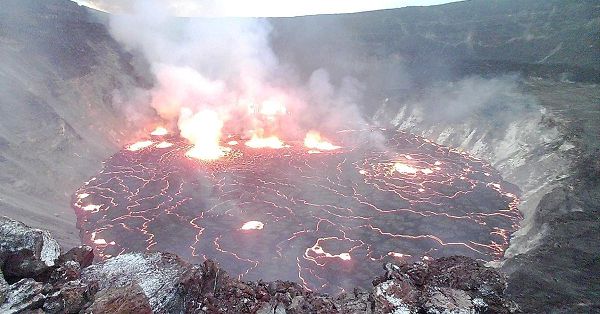 Vào ngày 29/9 vừa qua, núi lửa KiLauea trên quần đảo Hawaii bỗng nhiên phun trào mạnh mẽ. Vụ phun trào đã tạo ra những vòi phun dung nham bao phủ miệng núi lửa, nhiều đám mây khí núi lửa cuồn cuộn bốc lên không trung.