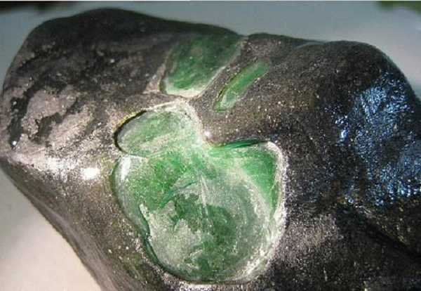 Loại ngọc này có xuất xứ từ Myanmar và do nham thạch trong lõi trái đất qua hàng trăm triệu năm tác động bởi nhiệt độ, áp suất và thành phần cấu tạo hóa học địa chất ở trong lòng đất.