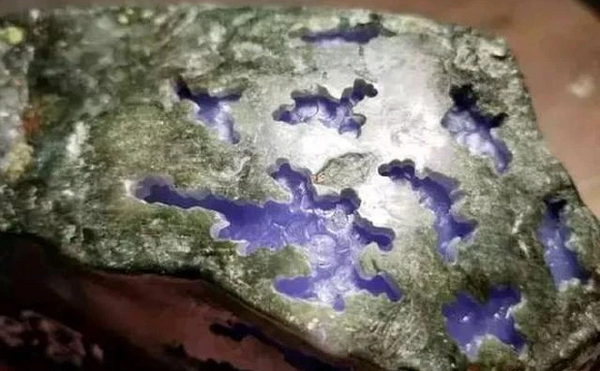 Một ngày ông Lưu đưa đàn cừu đi lên sườn đồi ăn cỏ như thường ngày. Vô tình trong lúc đi tìm con cừu nhỏ bị lạc, ông lạc bước vào một cái hang nhỏ. Vì cái hang này mới được tìm thấy nên ông lão rất tò mò muốn bước vào xem xét.