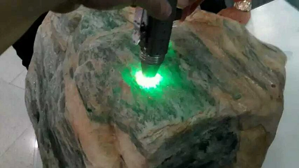 Ngọc phỉ thuý còn có tên gọi khác là Jade. Trước đây, ngọc phỉ thuý tại Trung Quốc được coi như một loại báu vật chỉ có vua chúa và quý tộc mới có cơ hội sử dụng.