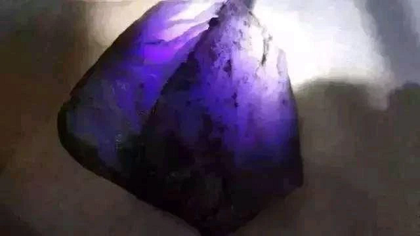 Sau khi mang về, ông Lưu nhờ người hàng xóm đưa mình lên thành phố tìm chuyên gia để hỏi thăm về viên đá. Các chuyên gia của trung tâm đã xác định rằng viên đá mà lão Lưu nhặt được thực chất là một viên ngọc phỉ thuý màu tím khổng lồ.