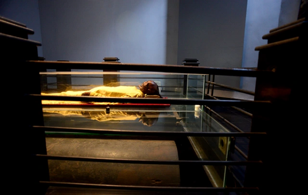 Tiến hành khai quật bằng cách san phẳng gò mộ, giới khảo cổ phát hiện 2 huyệt mộ. Bao gồm một huyệt mộ nam và một huyệt mộ nữ. Phần chính yếu là một bọc dài lớn cuốn bằng lụa và gấm, có 9 dây vải cũng thắt 9 nút. Tiến hành tháo mở lớp vải này, giới khảo cổ phát hiện xác ướp của người phụ nữ hầu như còn vẹn nguyên, tóc vẫn còn đen mun.