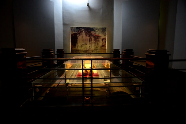 Cổng cao 1,4m, rộng 0,8m và cao 0,6m được xây dựng có mái vòm cong lót giả ngói ống trang trí hình rồng. Sân thờ là khoảng đất rộng có chiều dài 6m và ngang 4m…