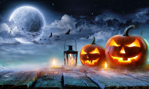 Tuy nhiên cả hai đều được sử dụng phổ biến hiện nay. Trên thực tế, cái tên Trăng xanh không liên quan gì đến màu sắc của mặt trăng. Trong một số thời điểm, trăng tròn có thể mang màu đỏ nhạt.