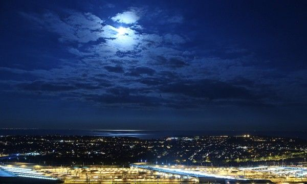 Trên thế giới, người ta vẫn sử dụng thuật ngữ "blue moon" để chỉ trường hợp Mặt trăng thực sự biến thành màu xanh. Ví dụ như vào năm 1950 - 1951, người dân Thụy Điển và Canada đã được mục kích hiện tượng này.