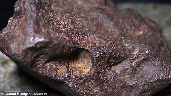 Fred Miller - một người nông dân tại thành phố Edmore thuộc Bắc Dakota, Hoa Kỳ đã mua lại trang trại từ một người khác vào năm 1988. Người chủ cũ còn tặng cho ông một viên đá vẫn dùng để chặn cửa nhà kho và nói rằng đây là một thiên thạch.