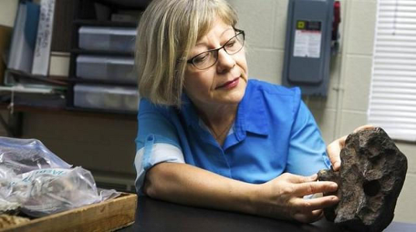 Người chủ cũ kể rằng vào những năm 1930, ông ta nhìn thấy thiên thạch từ ngoài không gian đang bay về hướng trang trại. Khi ông ta tới nơi khối thiên thạch rơi xuống và nó vẫn còn ấm khi được nhặt lên.