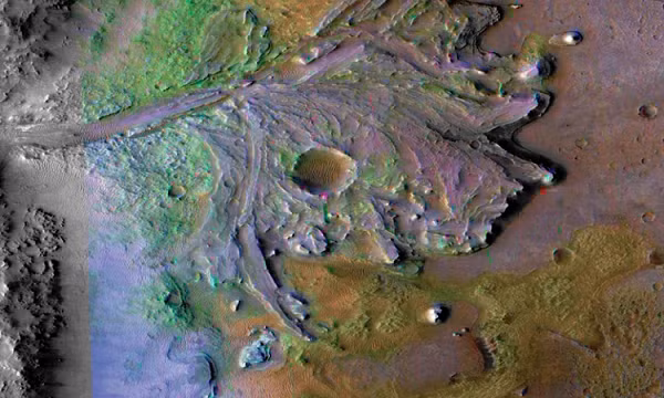 Nhìn cận cảnh vào hai khu vực cách điểm hạ cánh 2,2 km, Perseverance nhìn thấy một mô đất không thể phát hiện bằng vệ tinh. Hiện tại, chúng có hình dạng của một ụ đất cao nhưng khi phân tích kỹ, nhóm nghiên cứu thấy những lớp trầm tích cho thấy ụ đất đã từng nằm dưới đáy hồ nước của vùng Jezero.