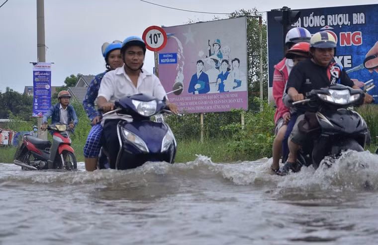 Nhiều xe máy của người dân bị ngập sâu lút cả bánh xe.