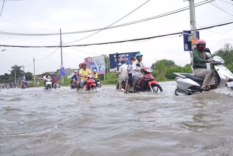 Cả biển nước mênh mông trên đường Lê Văn Lương, huyện Nhà Bè.