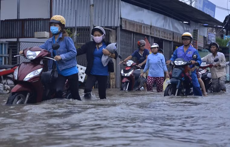 Sau suốt 3 ngày hứng chịu thời tiết mưa gió dầm dề do áp thấp nhiệt đới. Đến cuối ngày 14/12, mưa bớt dần nhưng người dân TP HCM lại "khốn đốn" khi đối diện triều cường đạt đỉnh.