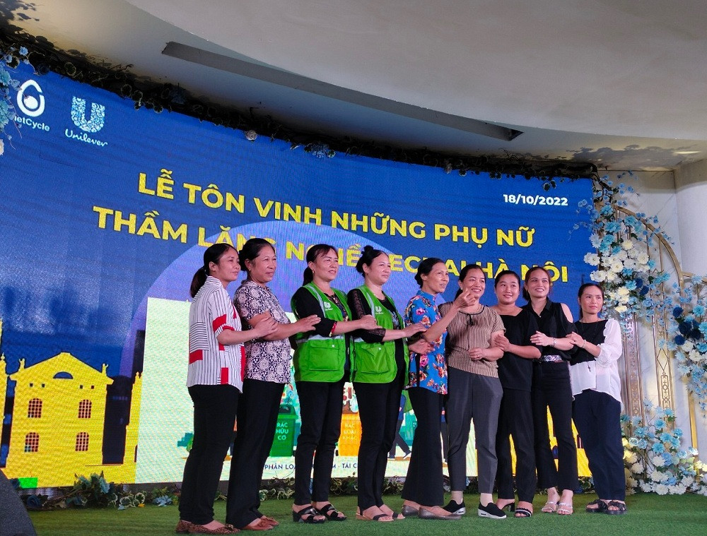 Ton vinh nhung phu nu nghe ve chai tham lang tai Ha Noi-Hinh-3