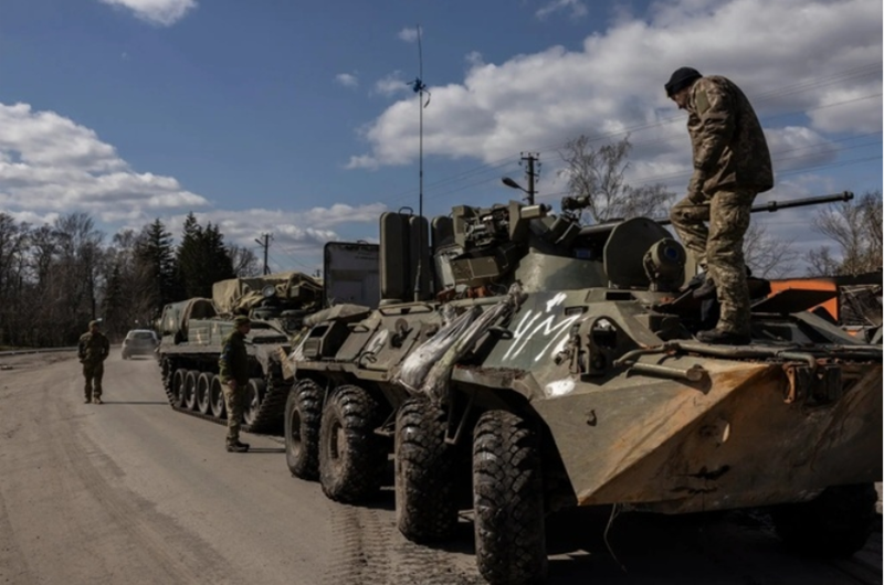 Cuối cùng, không thể bỏ qua vấn đề áp dụng chiến thuật của chính Quân đội Ukraine. Trong chiến tranh hiện đại, rất khó để giành chiến thắng chỉ bằng một đòn tấn công xe tăng đơn giản. Quân đội Ukraine có thể vẫn đang tìm kiếm những chiến thuật phù hợp hơn để phát huy hết sức mạnh của những chiếc xe tăng này. Ảnh: New York Times.