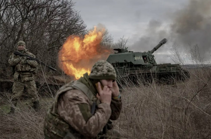 Trước sự tấn công ác liệt của Quân đội Nga, những chiếc xe bọc thép hạng nặng này gặp phải rủi ro cực kỳ cao nên vẫn lặng lẽ ẩn náu cách tiền tuyến vài km và gần như không bao giờ tham gia thực chiến. Hiện tượng như vậy chắc chắn đặt ra những câu hỏi sâu sắc về khả năng hoạt động của xe tăng phương Tây trên chiến trường Ukraine. Ảnh: Getty Images.