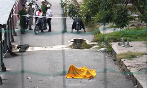 Nguoi dan ong chay nhu duoc giua san bong Thu Duc