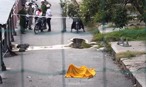 Nguoi dan ong chay nhu duoc giua san bong Thu Duc