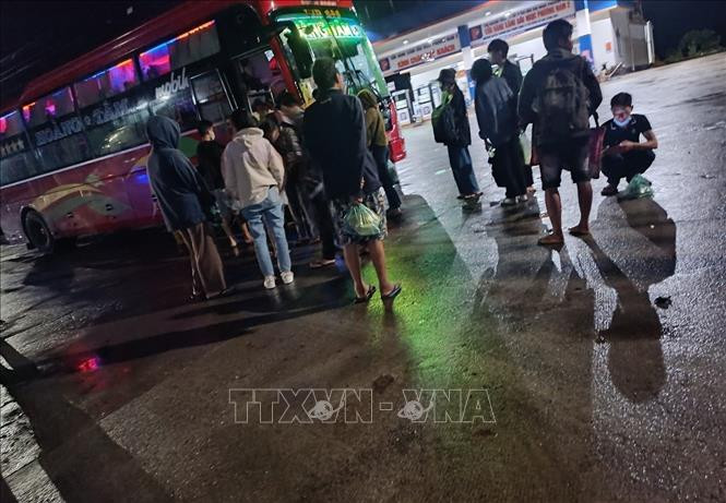 Phát hiện 72 người bị "nhồi nhét" trong xe khách giường nằm 43 chỗ Phat hien 72 nguoi bi