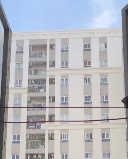 4 nguoi vu nghi ngao da dot can ho chung cu duoc giai cuu