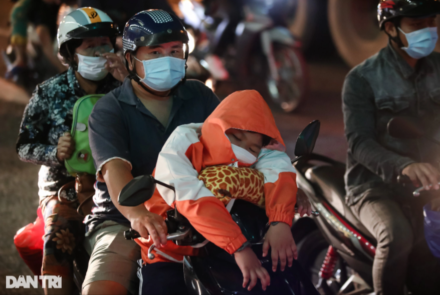 Đêm 31/8, theo ghi nhận của phóng viên Dân trí, người lớn trẻ nhỏ mệt mỏi chờ di chuyển qua đoạn kẹt xe trên đường về quê nghỉ lễ 2/9.