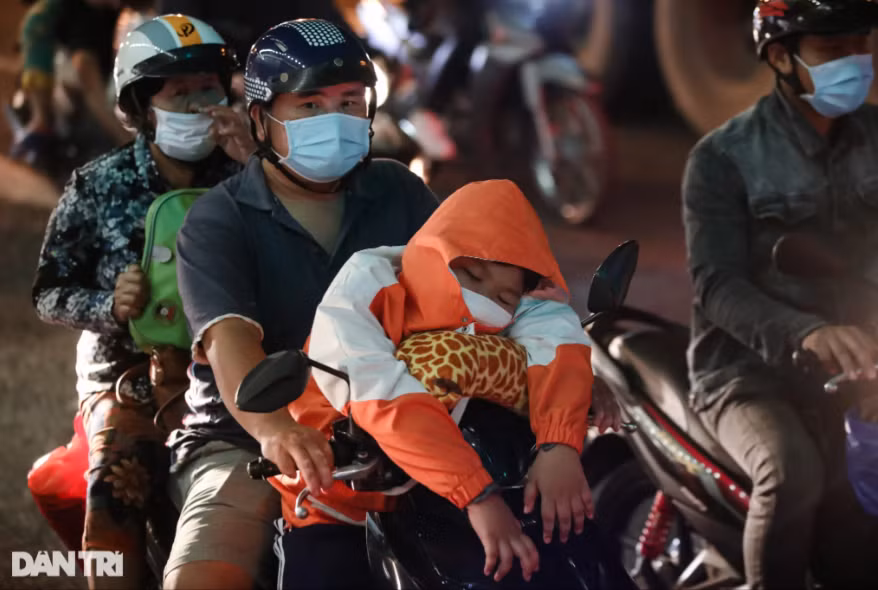 Đêm 31/8, theo ghi nhận của phóng viên Dân trí, người lớn trẻ nhỏ mệt mỏi chờ di chuyển qua đoạn kẹt xe trên đường về quê nghỉ lễ 2/9.