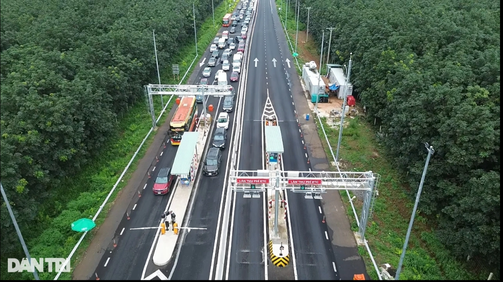 Do xo vao cao toc Phan Thiet - Dau Giay, un tac keo dai 2km