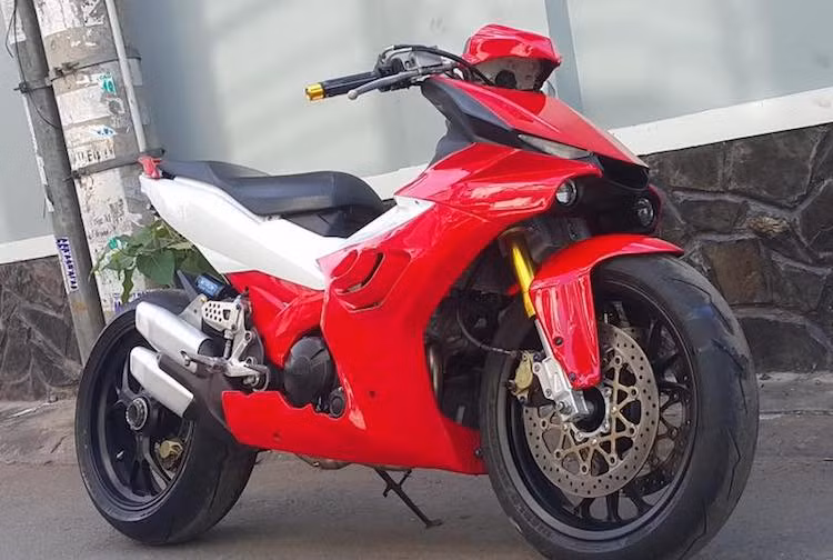 Hiện tại,, những bản độ Yamaha Exciter 150 với "dàn chân khủng" từ xe phân khối lớn đã không còn quá xa lạ với dân chơi xe, chính vì vậy nhiều biker đang tìm những cách độ mới để khiến chiếc xe của mình "độc" hơn. Mới đây, một biker tại Sài Gòn vừa tạo ra một bản độ Exciter 150 cực "độc" khi có thân vỏ được lấy cảm hứng từ nhiều dòng superbike "đình đám".