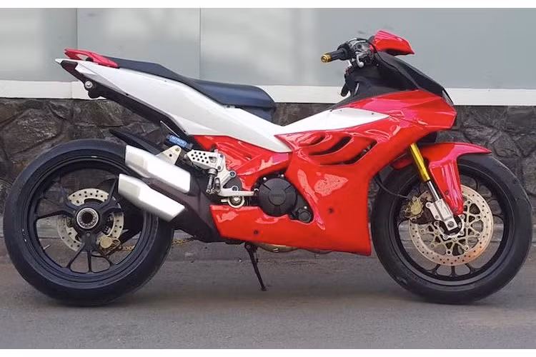 Sự độc đáo của bản độ Exciter 150 này chưa dừng lại ở phần đầu R1. Ở hai bên thân xe, bộ yếm của Exciter cũng đã được chế mủ lại để tạo hình thành các khe thoát nhiệt với thiết kế tương tư siêu môtô BMW S1000RR. Trong khi đó, phần thân xe phía sau được giữ nguyên bản từ Exciter.