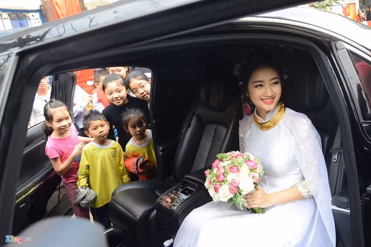 Hiện nay, chiếc siêu xe sang Rolls-Royce Ghost Series II phân phối chính hãng đang có giá lên tới 41 tỷ đồng. Tuy nhiên chiếc xe được chú rể tặng cô dâu lại là phiên bản Series I cũ hơn, chính vì vậy nhiều khả năng nó có giá khoảng trên 20 tỷ và đã được nhập về trước thời điểm 1/7/2016 khi cách tính thuế TTDB mới được áp dụng.