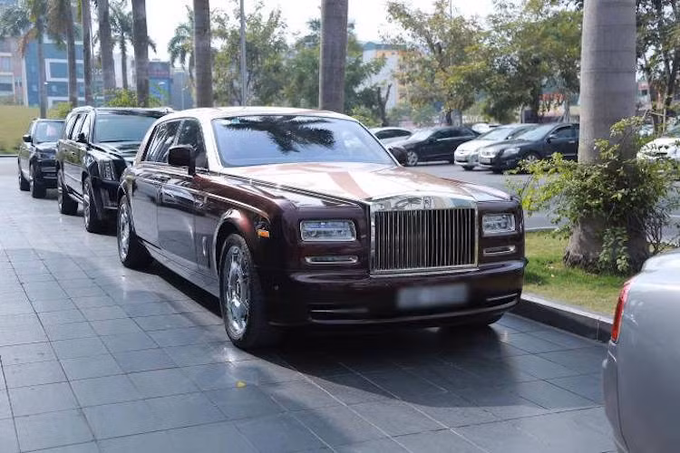 Danh hiệu "xe đắt nhất" trong đoàn rước cũng thuộc về một chiếc Rolls-Royce Phantom Series II với thân xe 2 tông màu đỏ - vàng. Nhiều khả năng đây chính là chiếc Phantom phiên bản Lửa Thiêng giá 51 tỷ đồng "đình đám" vào cuối năm ngoái.