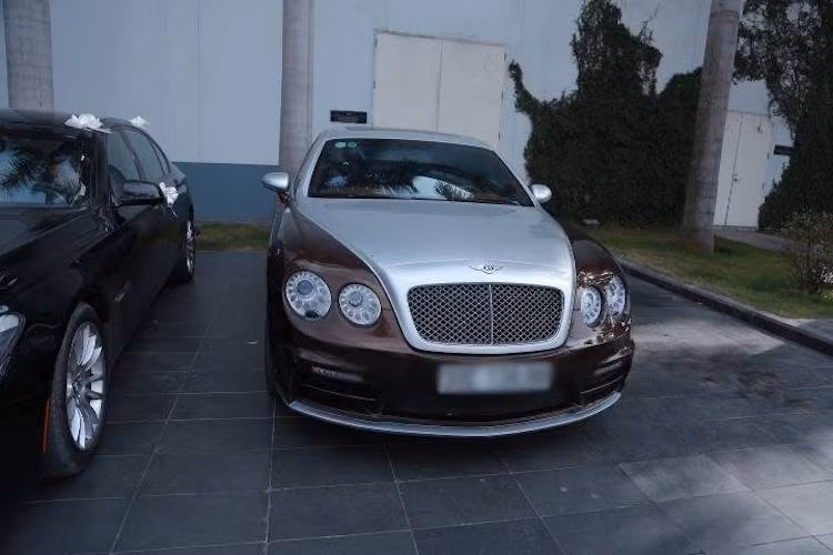 Đoàn xe rước cô dâu Thu Ngân đa số đều có nguồn gốc từ Anh Quốc. Trong ảnh là một chiếc Bentley Continental GT hoặc Flying Spur được độ bodykit Hamann "hàng độc". Ngoài ra đoàn còn có sự xuất hiện của chiếc SUV Range Rover Autobiography, cũng như mẫu SUV Mỹ Cadillac Escalade.