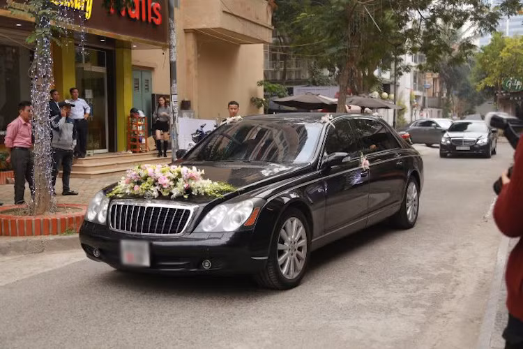 Mặc dù vậy, trong ngày ăn hỏi, cô dâu đã được đưa rước trên một chiếc xe siêu sang khác là Maybach 62S. Maybach 62S là một trong những mẫu xe sang trọng nhất thế giới. Việt Nam có khoảng 20 chiếc Maybach, nhưng số lượng 62S khá hiếm.