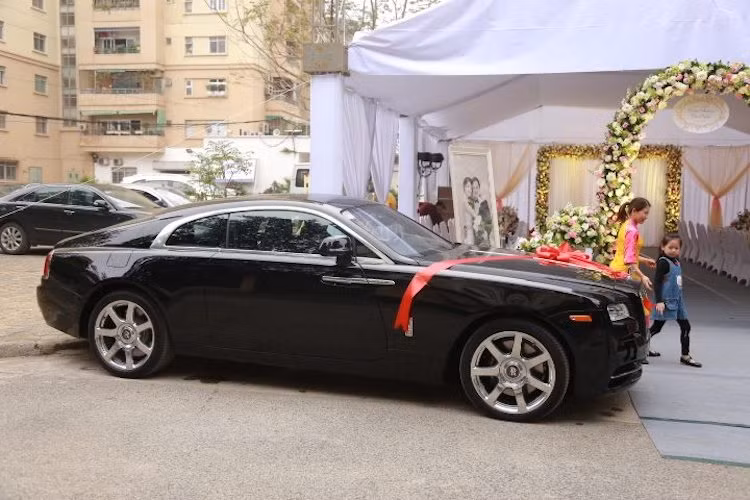 Chiếc Ghost được doanh nhân Doãn Văn Phương tặng cô dâu không phải chiếc Rolls-Royce duy nhất xuất hiện trong đoàn rước dâu. Trong đoàn, chiếc xe siêu sang 2 cửa Rolls-Royce Wraith khiến người yêu xe chú ý khi nhiều khả năng nó là chiếc xe vừa được nhập về Việt Nam chỉ ít ngày trước.