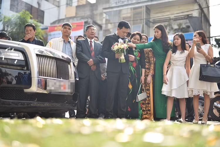 Được tổ chức theo phong tục truyền thống, lễ ăn hỏi của hoa hậu Thu Ngân diễn ra tại Hải Phòng vào buổi sáng, sau đó là lễ xin dâu và rước dâu về nhà chú rể ở Hà Nội lúc 11 giờ cùng ngày. Trong đoàn rước dâu đã có sự xuất hiện của nhiều siêu xe và xe siêu sang có giá trị rất cao, thuộc sở hữu của bạn bè và người thân hai họ.