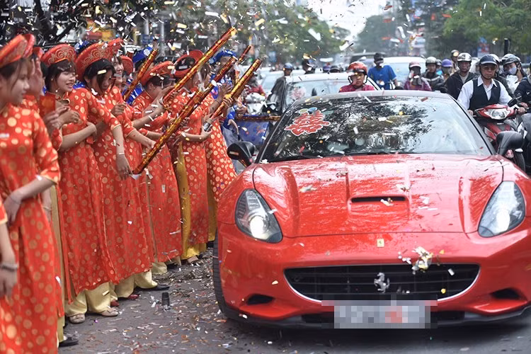 Chiếc siêu xe duy nhất xuất hiện trong đoàn là Ferrari California với tông màu dỏ tươi Rosso Corsa truyền thống của Ferrari, khá phù hợp với không khí ngày vui.