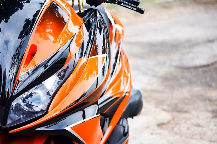 Toàn bộ phần thân vỏ của chiếc xe đã được chế mủ lại, với những đường nét ăn nhập với kiểu dáng nguyên bản của PCX, khiến xe trở nên to lớn hơn theo đúng phong cách maxi scooter. Sau khi được chế mủ, dàn vỏ của chiếc xe cũng đã được sơn lại với 2 tông màu cam-đen thể thao và nổi bật.