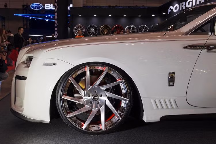 Hai bên thân xe được trang bị bộ mâm "khủng" với kích thước 22 inch và thiết kế 10 cánh xoắn của hãng Forgiato. Ngoài ra Wald còn cung cấp tùy chọn mâm 22 inch 5 cánh kép của hãng ILLIMA. Để khiến chiếc Dawn thấp hơn, Wald đã độ cả hệ thống treo khí có khả năng điều chỉnh độ cao cho xe.