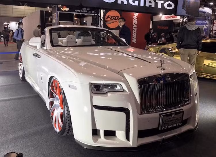 Hiện tại, Wald Internation chưa công bố mức giá cho gói độ Black Bison dành cho mẫu xe siêu sang mui trần Rolls-Royce Dawn.