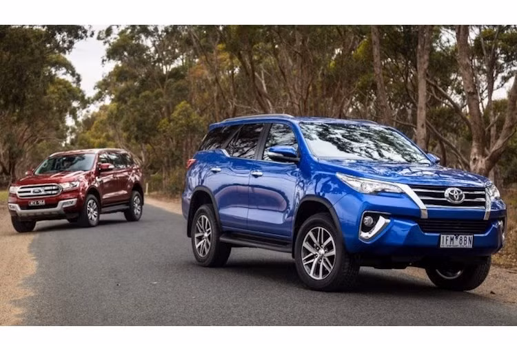 Vào ngày 5/1/2017 vừa qua, Toyota Fortuner 2017 mới đã chính thức được ra mắt tại Việt Nam, hướng tới phân khúc SUV tầm trung. Trên Thế giới và ngay cả Việt Nam, đối thủ thường được nhắc tới nhất của Fortuner là Ford Everest thế hệ 2017. Với sự xuất hiện của Fortuner mới, Ford Everest đã chính thức có một đối thủ xứng đáng sau 1 năm "một mình một ngựa" trên thị trường Việt.