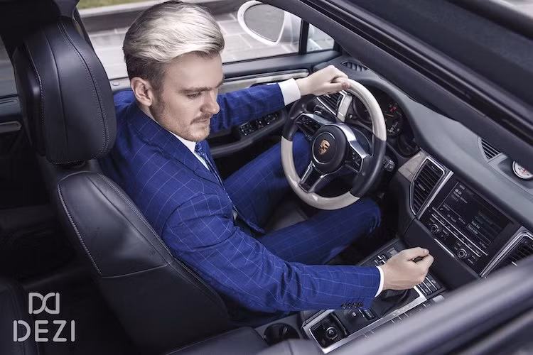 Có tổng cộng 5 chỗ ngồi, hàng ghế sau của Macan có thể gập 40/20/40 bằng nút bấm ở phía sau khoang hành lý để tiếp tục gia tăng thể tích chở hàng. Ngay cả khi lưng ghế được dựng thẳng, chiếc xe vẫn có thể tích khoang hành lý khá lớn.