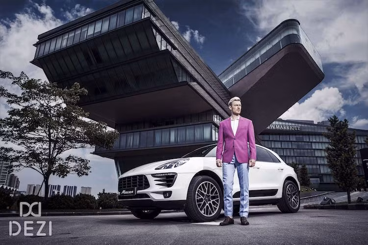 Đúng như tên gọi khi đang được phát triển, Macan sở hữu kiểu dáng mạnh mẽ nhưng thể thao từ "đàn anh" Cayenne. Dù dựa trên khung sàn của Audi Q5 nhưng so với Q5, Macan dài hơn 43 mm và rộng hơn 36 mm. Động cơ, bộ chuyển mô-men xoắn, hệ thống treo cùng thiết kế nội ngoại thất của xe cũng hoàn toàn khác biệt so với Q5.