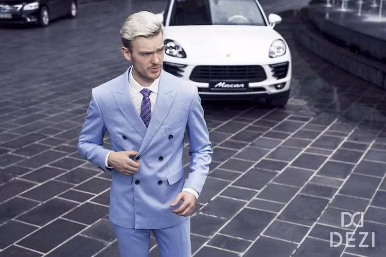 Vào đầu năm nay, chiếc xe còn có phiên bản Macan 2.0 tăng áp mới, được trang bị động cơ 4 xi-lanh thẳng hàng tăng áp kép 2.0l được trang bị nhiều công nghệ như hệ thống làm mát khí nạp, hệ thống phun xăng trực tiếp, công nghệ điều chỉnh hành trình cam VarioCam Plus để đạt công suất 252 mã lực và mô-men xoắn cực đại 370 Nm.